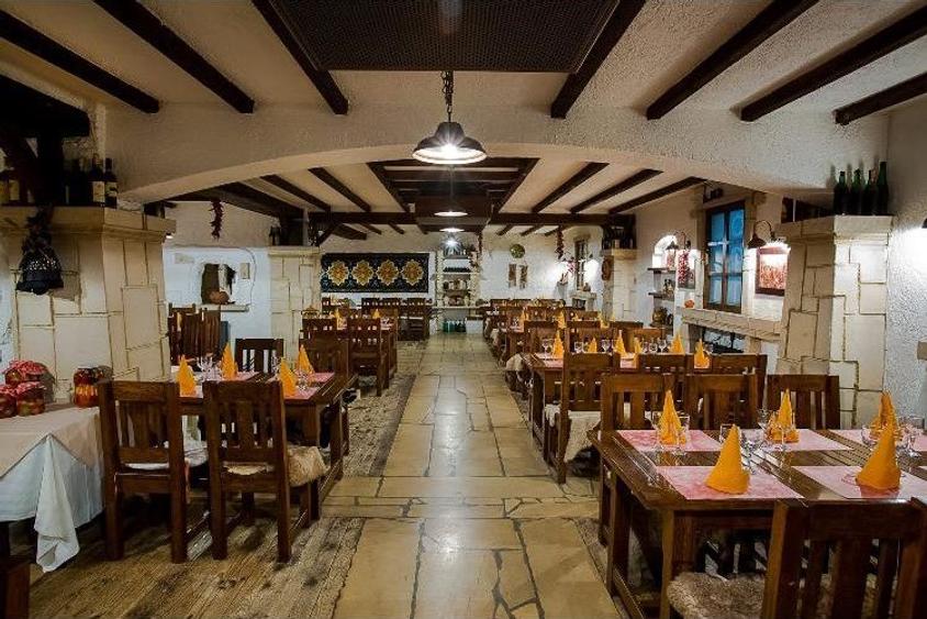 Hotel 4 stele, zona Pta Victoriei,cu restaurant si crama,comision 0
