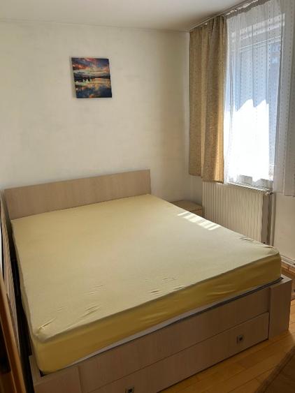 Inchiriez (ofer) apartament 3 camere decomandat , zona centrala , cu parcare