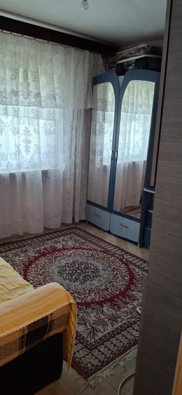 Ap. 3 camere , decomandat,  etajul 3/3 ( acoperis nou),  zona Petre Liciu.