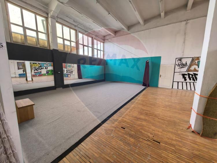 DE INCHIRIAT: Spațiu pt sala dansuri, gimnastica, sala sport -- 220mp