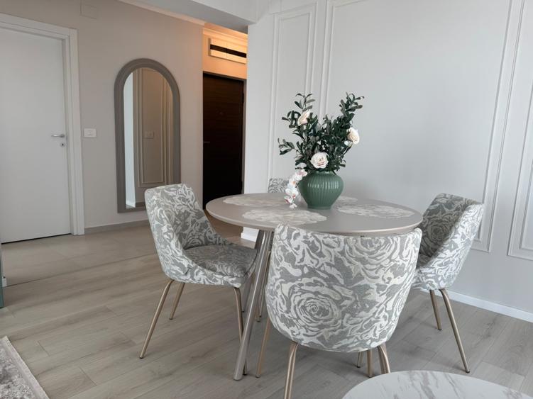 Proprietar vand apartament 2 camere complet mobilat, utilat lux, parcare inclusa