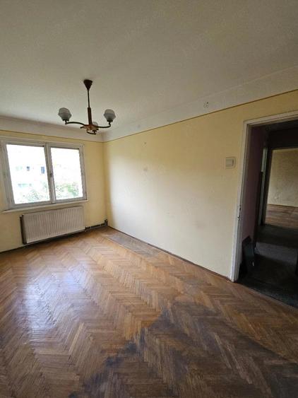 Apartament 2 camere decomandat, etaj 3 in zona Piata Astra