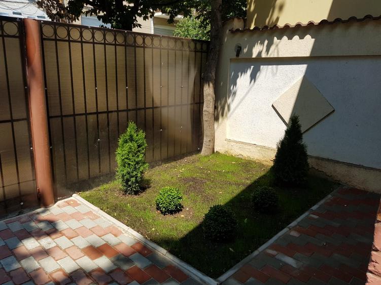 Casă individuală 3 cam/ Curte/ Domenii/ Renovat/ Nemobilat/ 3 Parcări