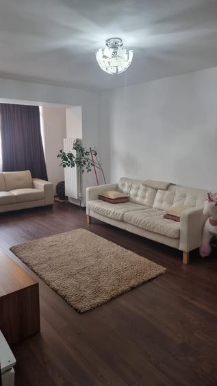 Apartament 3 camere de vânzare - zonă centrală, mobilat și utilat.