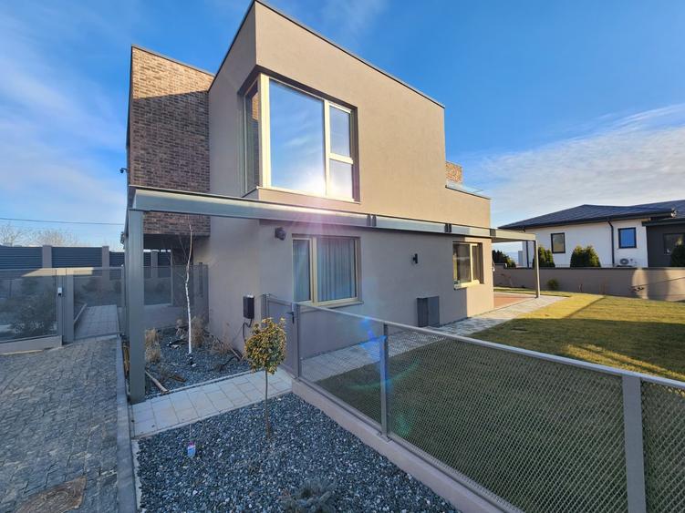 Vilă High-End în Miroslava – Stil, Lumină și Arhitectură Modernă