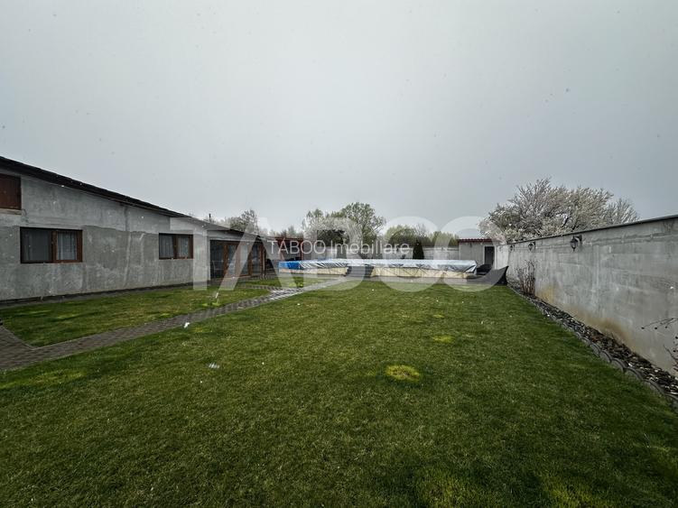 Casa individuala de vanzare formata din 2 apartamente si piscina - 2