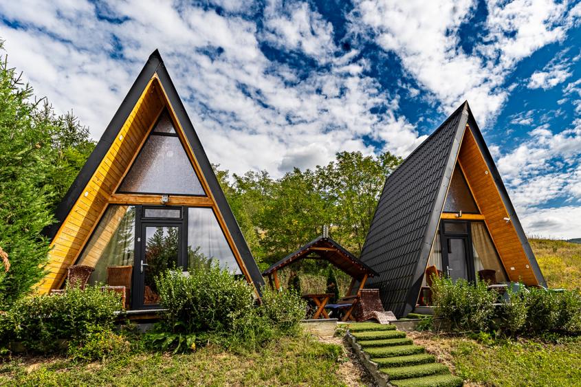 Com0%|Vilă turistică cu 8 camere + căsuțe A-frame, teren 5575 mp Călimănești, VL