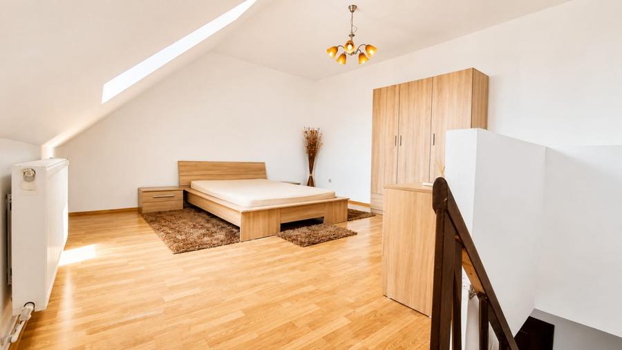 Apartamentul care îți oferă mai mult decât 47 mp – două niveluri, decomandat
