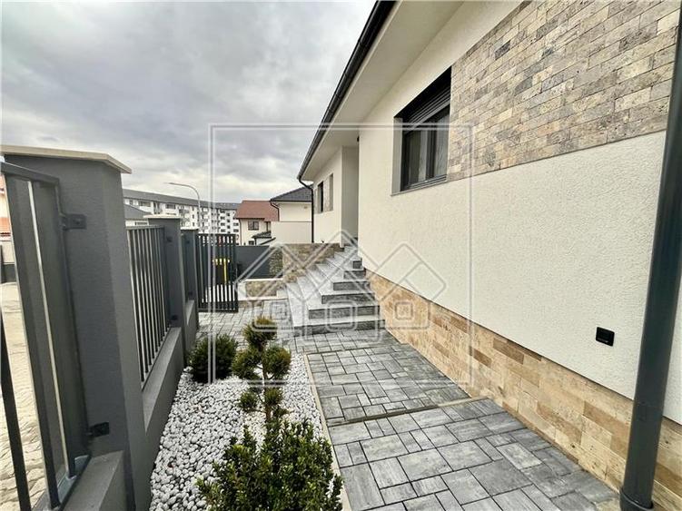 Casa individuala in Selimbar, 4 camere, garaj, curte libera 220 mp