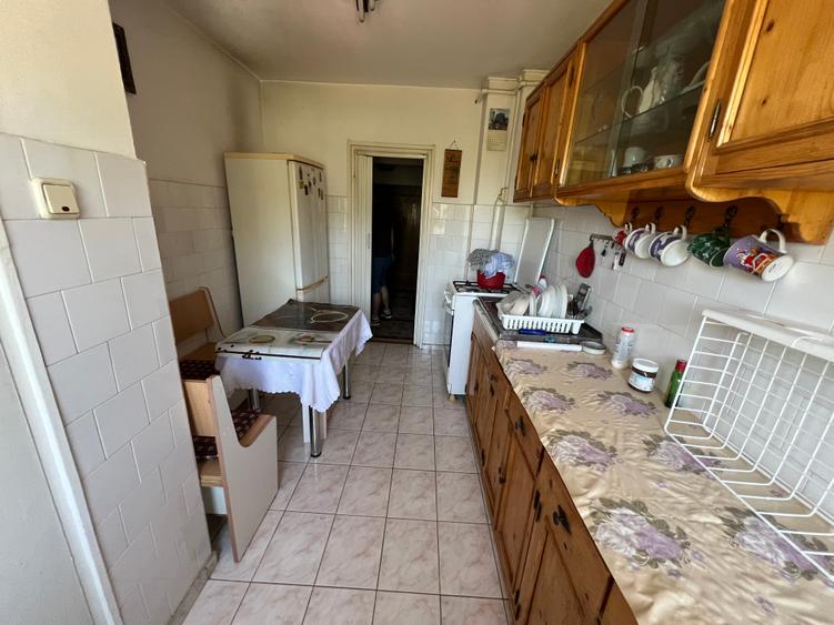 INCHIRIEZ apartament 3 camere decomandat, zona Ciresica