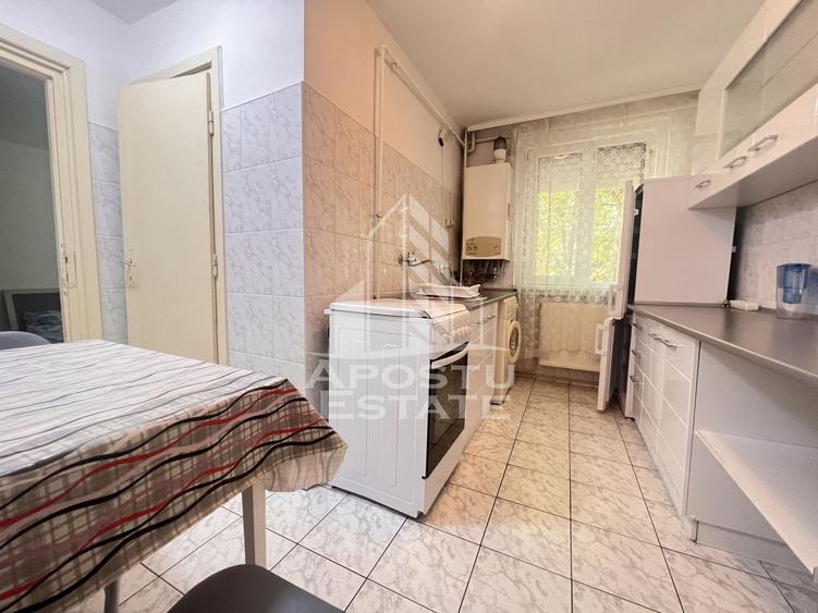 Apartament cu 2 camere, etajul 1, balcon, loc de parcare, zona central