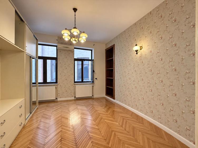Apartament interbelic cu șemineu și balcon | Lângă Parcul Cișmigiu