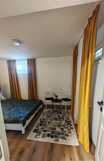 Proprietar vând apartament 2 camere, Brașovul Vechi, mobilat utilat PLUS curte