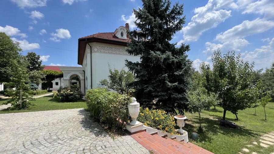 Domeniu vila Balotesti 4000 mp teren 60 m deschidere lac