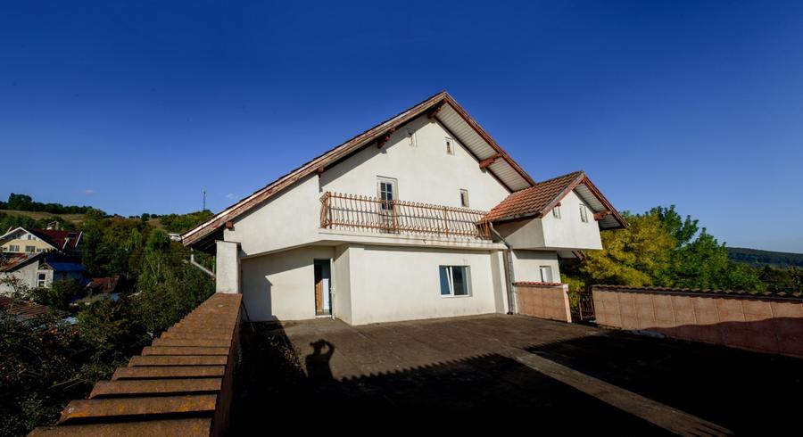 Oportunitate Exclusivă de Investiție în Câmpina Muscel Vila 12+ camere 750 mp