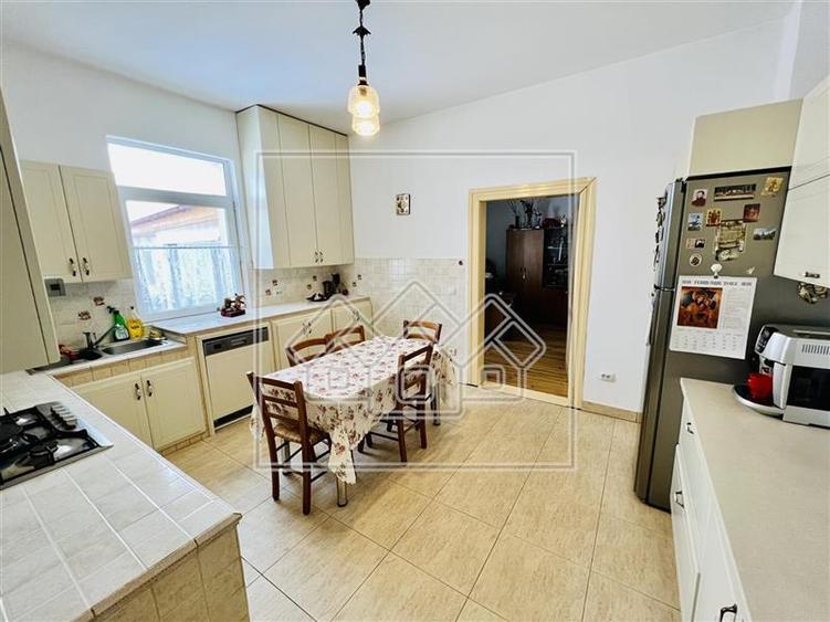 Casa in Lazaret, 900 mp teren, 663 mp gradina, pivnita si pod