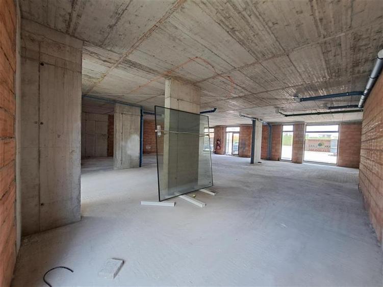 Spatiu comercial, 211 mp utili, situat in cartierul Intre Lacuri!