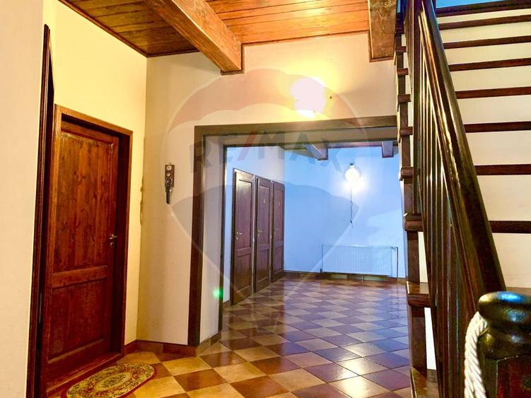 Pensiune cu 13 camere de vânzare in Bulz