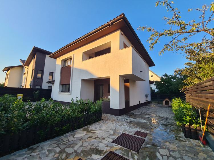 OMNIA-Proprietati alese! Casa ta. Asfalt,canalizare. Spatioasa, surprinzatoare!