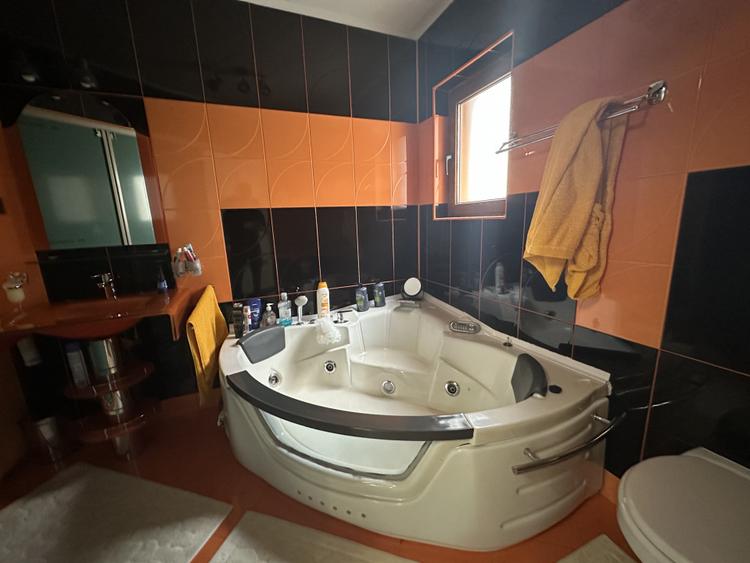 Vila individuală de vânzare cu 8 camere în zona 13 Septembrie