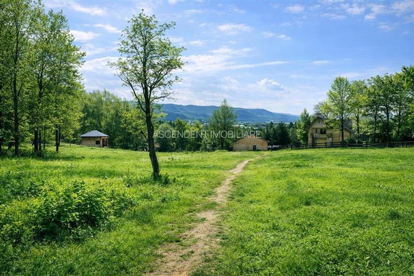 In cadru apreciabil, cu documentie si autorizatie: 550 mp teren intravilan, Toha - 7