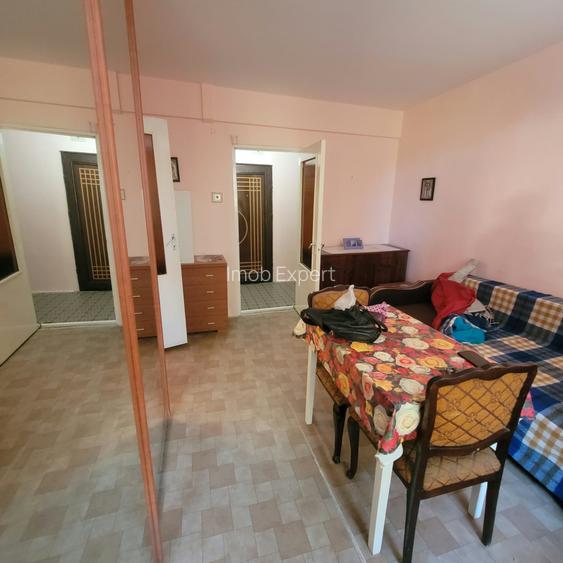 De vanzare garsoniera decomandata, strada Spicului, et 1