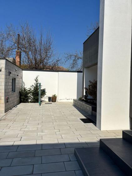 Vila impresionanta de vanzare, zona Lunei