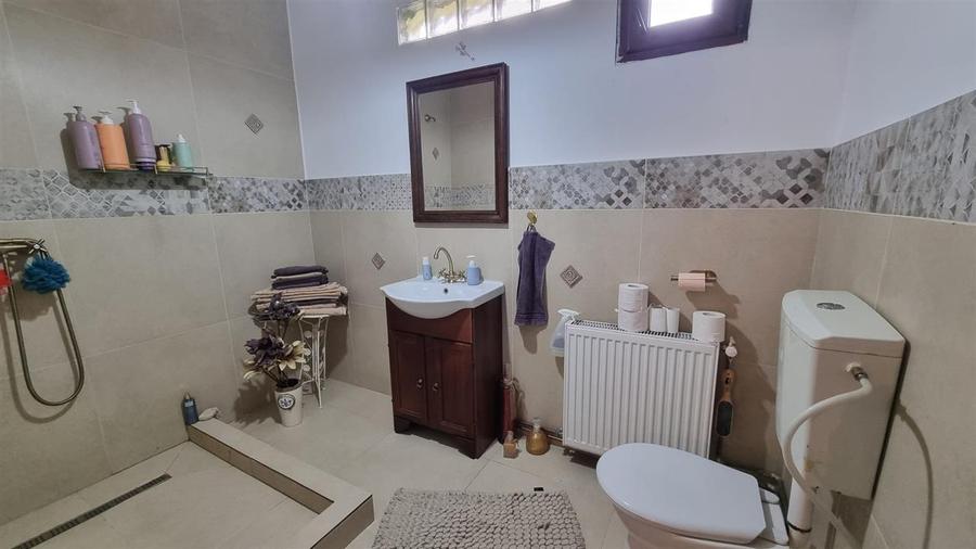 Casa de vanzare moderna cu costuri reduse, panouri solare si spatiu comercial in