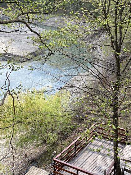 Teren plat cu deschidere la lacul Paltinu, acces facil, utilități