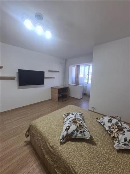 Titan, cocheta, renovata, mobilata, utilata, metrou.