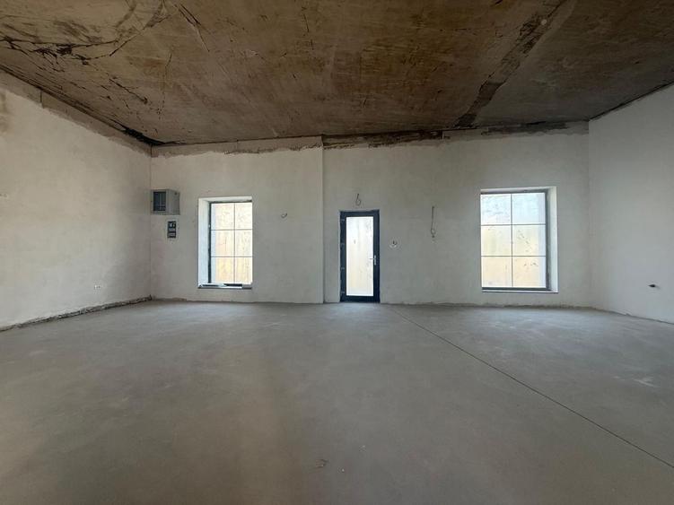 Spațiu comercial 84 mp de închiriat – Zona Cetății | 4 locuri parcare |