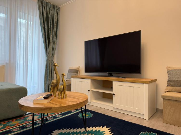 - Apartament La Cheie,  Etaj 1, Zona Independentei - H. Botev.