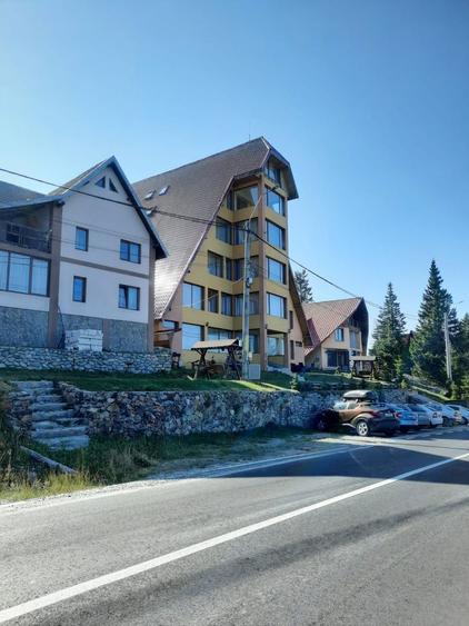 Ranca, Gorj: Pensiune: 24 camere, 30 locuri de parcare.