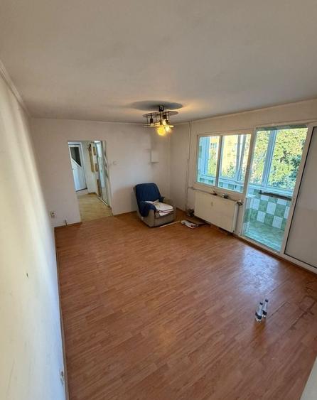Apartament cu 4 camere de 81 mp, de renovat, în bloc reabilitat