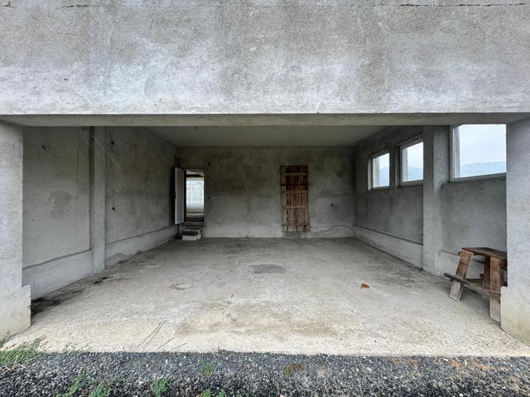Casă semifinisată cu teren generos – 377 mp utili, 5754 mp teren – ideală pentru