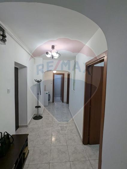 Apartament cu 2 camere de închiriat în zona P-ta Sfanta Vineri