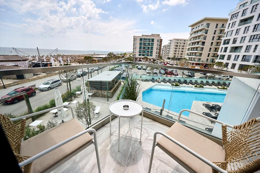 Ofer pentru inchiriere apartament 3 camere cu vedere frontala la mare