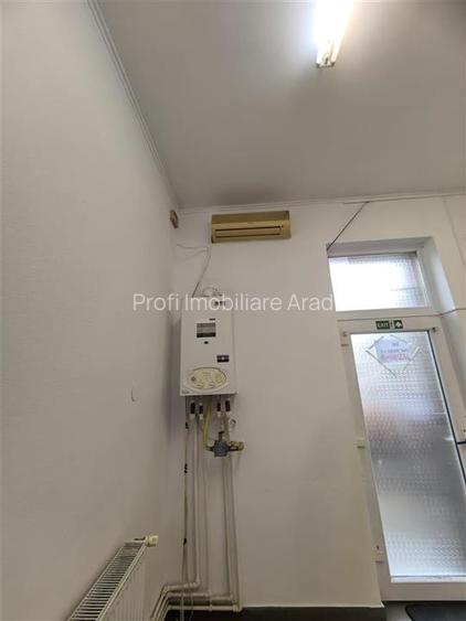 Spatiu comercial 25 mp central la doar 200 euro - 3