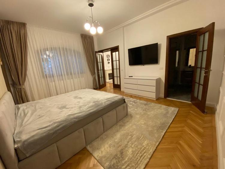 Inchiriez apartament 3 camere si terasa semidecomandat