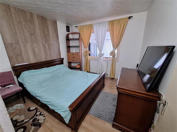 Apartament 2 camere semidecomandat , zona Milcov