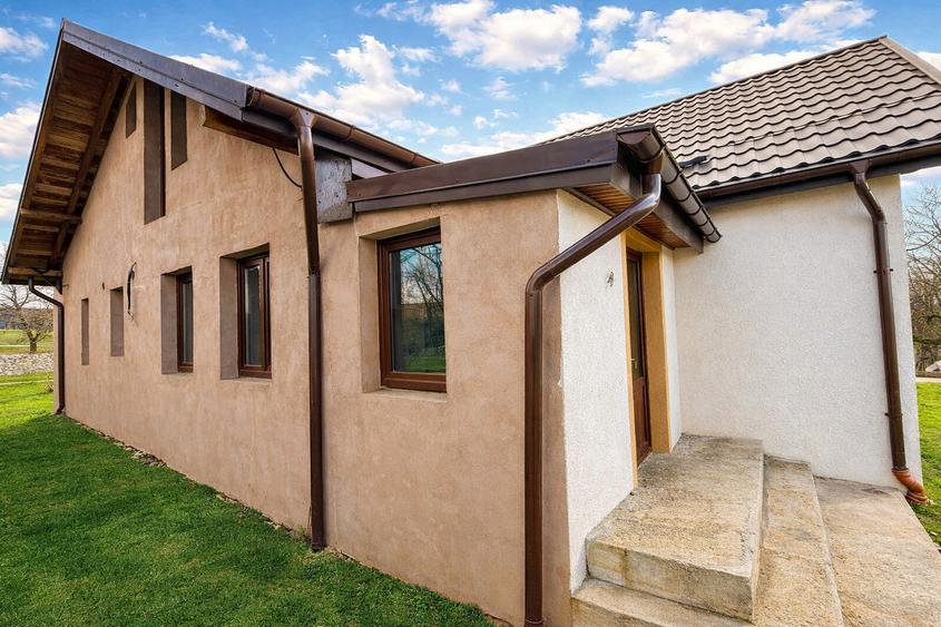 Casă tip duplex de vânzare 380 MP teren, zona Vișani