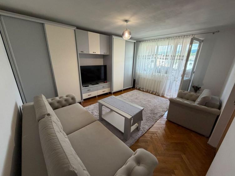 Apartament 2 camere, decomandat - zona Cetate