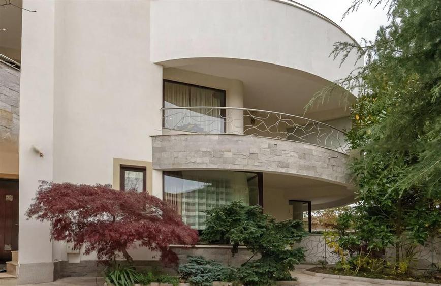 Vila excusivista tip duplex Strip Mall