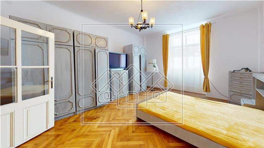 Ap. cu 2 camere si 20 mp de gradina, mobilat, Zona Centrala