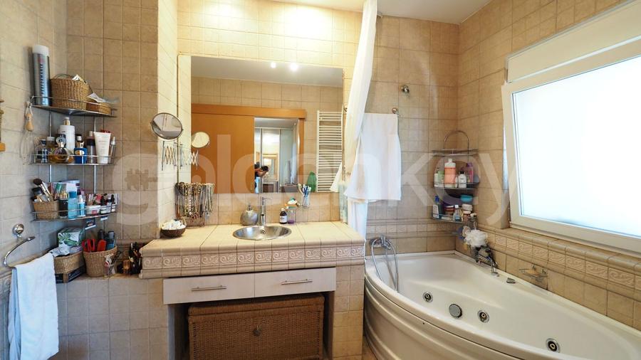 Vila partial mobilata in complex cu piscina | 2 garaje