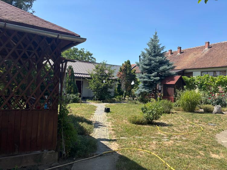 Vand casa in sag cu  gradina mare 277000 euro