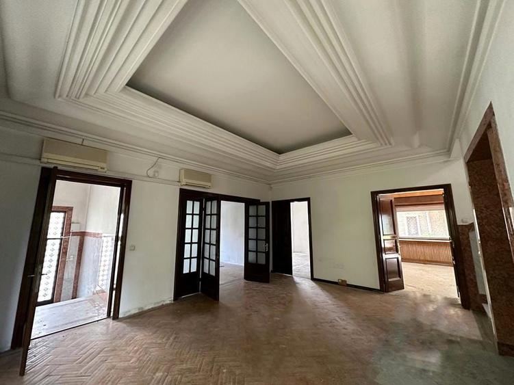 Vila In Renovare Langa Arcul De Triumf cu 600 mp Utili