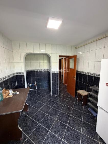 Apartament 3 camere, decomandat - 2