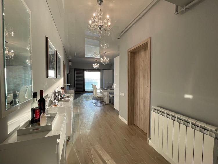 Statiunea Mamaia--Centru, apartament deosebit cu vedere frontala spre lac