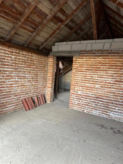 Casa de vanzare la rosu, 10 camere, 246,50 mp, zona Exterior Sud